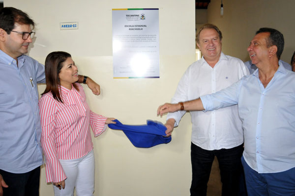 Governador entrega reforma e anuncia novas obras na escola em Oliveira de Fátima