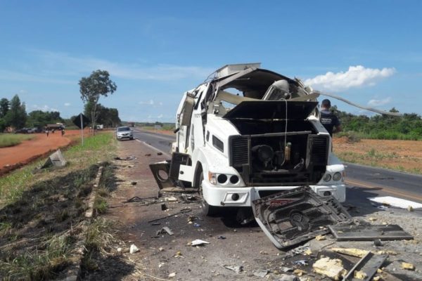 Assaltantes explodem carro-forte na BR-153