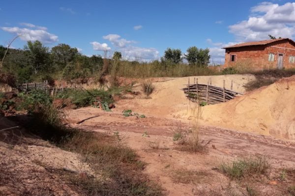 Moradores convivem há seis anos com cratera em avenida de Ponte Alta do Tocantins