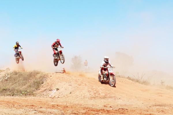 Motocross insere clima de adrenalina em festividades em Mateiros