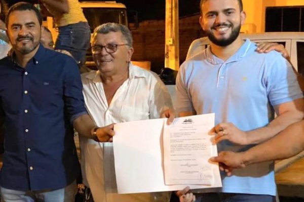 Léo Barbosa participa de assinatura da ordem de serviço para melhorias no estádio de Santa Tereza