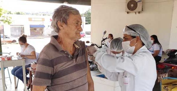 Equipe da Saúde de Aparecida do Rio Negro  inicia campanha de vacinação contra a gripe influenza