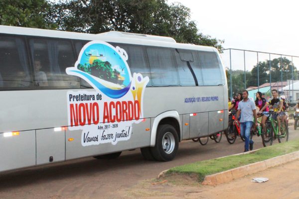 Com recursos próprios, Novo Acordo adquire ônibus para acadêmicos