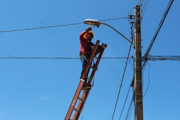 Reparos e troca de lâmpadas são realizados pela gestão municipal em Aparecida