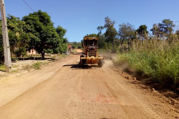 APARECIDA DO RIO NEGRO:  Avenidas e ruas recebem serviços de patrolamento