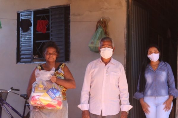 Moradores de Aparecida recebem cestas básicas viabilizadas pela deputada Cláudia Lelis