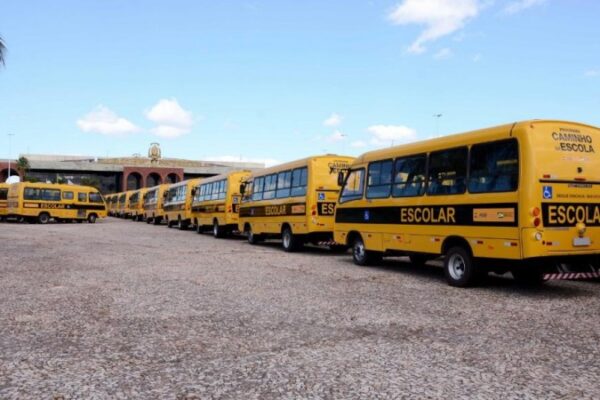 Governador Carlesse inicia entrega de 319 ônibus escolares nesta quinta