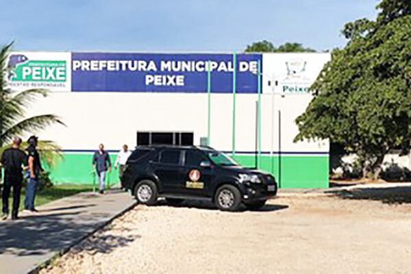 Polícia Federal cumpre ordens para afastar dois prefeitos suspeitos de fraude no transporte escolar