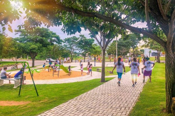 Gurupi libera parque infantil e treino em escolas de futebol