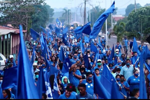 População manifesta apoio à Carmelita e Roberto durante caminhada por Aparecida