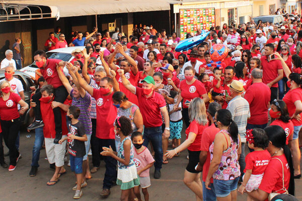 APARECIDA: Suzano e Assis promovem “adesivaço” e reúnem multidão na Praça José Eurico