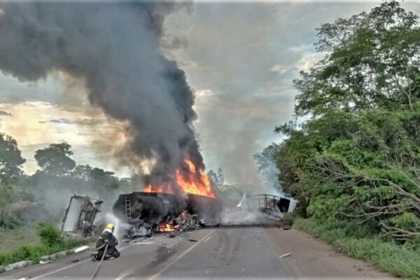 Caminhões ficam destruídos pela chamas após se envolverem em colisão em Paraíso