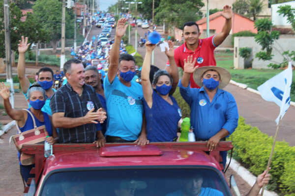 SANTA TEREZA: Arrastão do 14 passa por Barra do Aroeira e reúne multidão na Comunidade