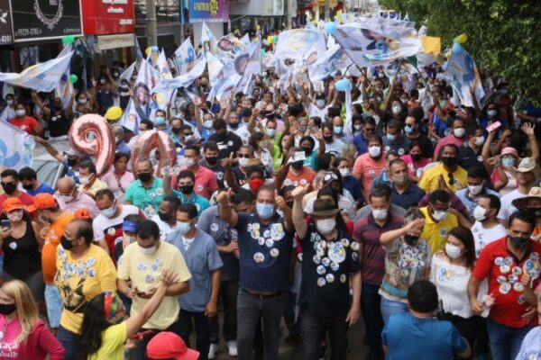 Com Carlesse e Eduardo Gomes, Josi Nunes promove caminhada pelas ruas de Gurupi