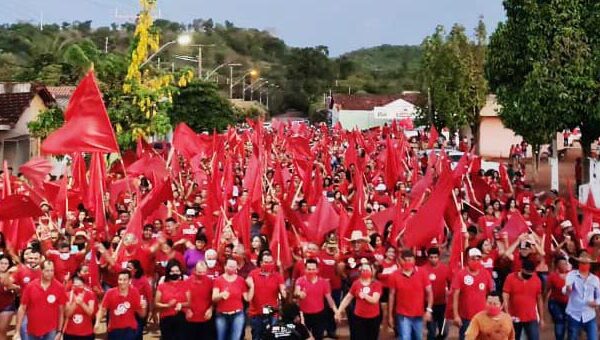 Suzano realiza caminhada histórica e leva milhares de pessoas às ruas de Aparecida