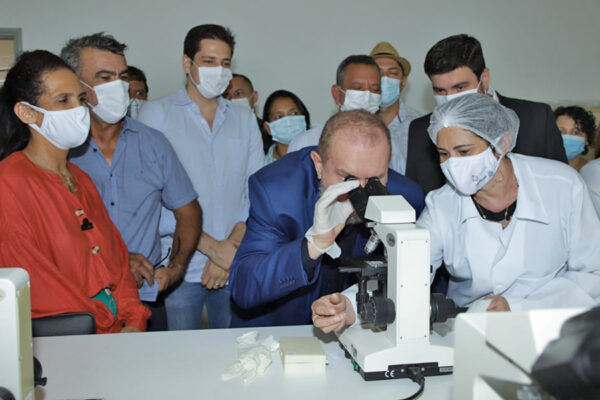 Governador divulga projeto pedagógico e conhece laboratórios do curso de Medicina da Unitins em Augustinópolis