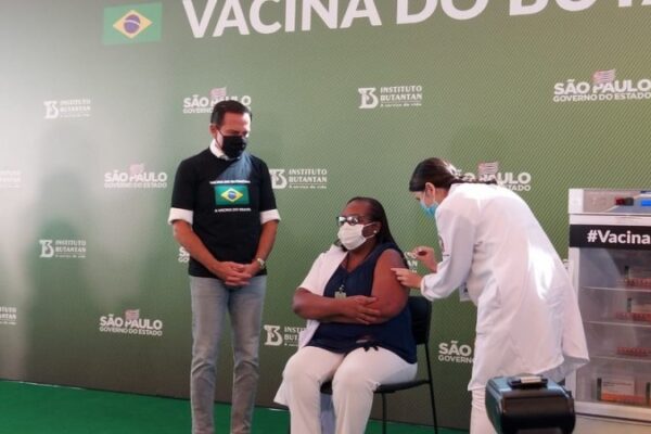 Após aprovação da Anvisa, primeira dose da CoronaVac é aplicada em enfermeira de SP