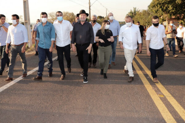 Governador Carlesse destaca compromissos cumpridos ao visitar obras em rodovias no sul do Tocantins
