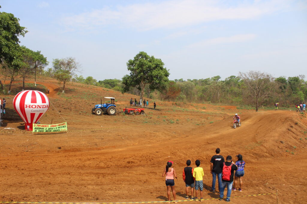 Competições acirradas marcam motocross em Santa Tereza do Tocantins – Folha  do Jalapão