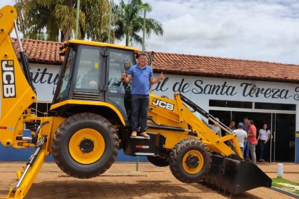 Prefeito Antônio Campos comemora chegada de nova retroescavadeira para Santa Tereza