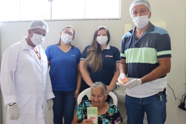 NOVO SORRISO: Moradores de Santa Tereza recebem próteses dentárias da Prefeitura