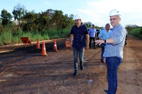 Governador Wanderlei Barbosa vistoria obra de reconstrução asfáltica da TO-348 que liga Luzimangues a Barrolândia