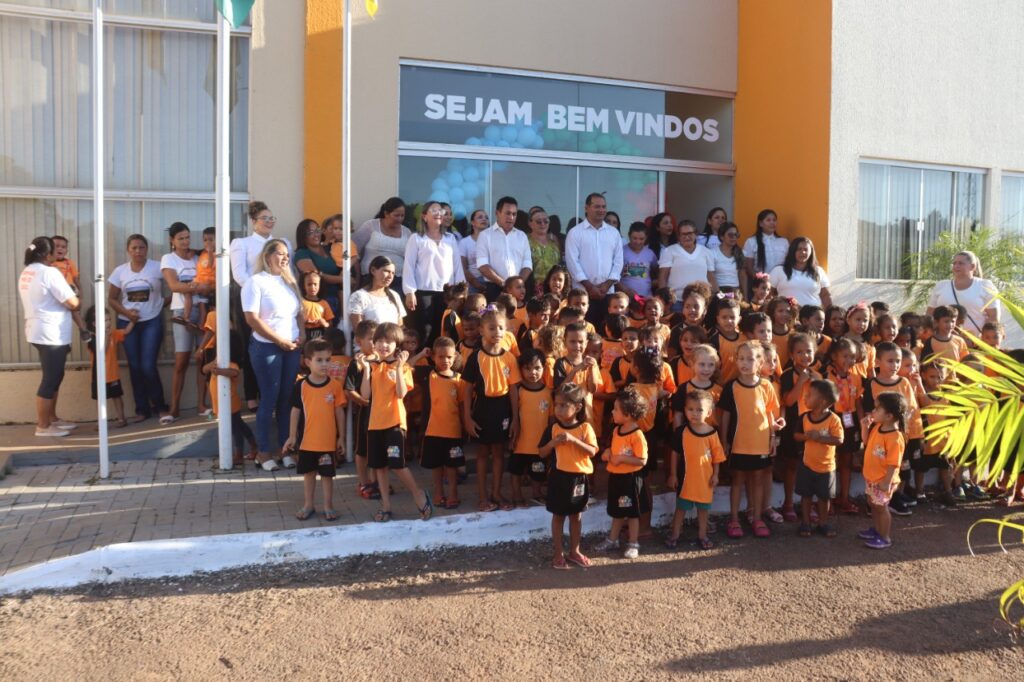 Foto De Pequena Estudante Dama Conversando Com O Colega De Classe