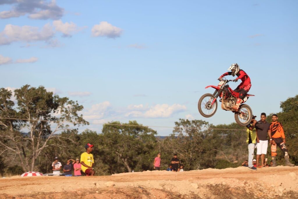 Torneio de motocross com apoio da Prefeitura volta agitar a Praia da Ponta  Branca - Prefeitura Municipal de Tefé