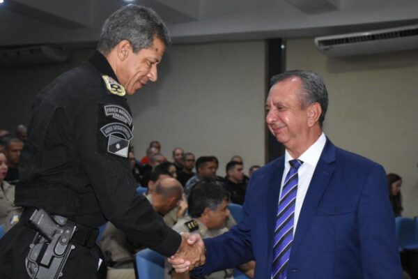 Antonio Andrade recebe homenagem da PM pelo apoio à segurança pública do Estado