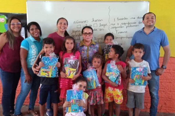 NOVO ACORDO: Alunos da escola rural da região da Taboca recebem kits escolares