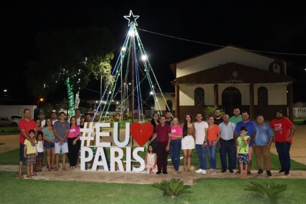 APARECIDA: Praças do município recebem decoração natalina que encanta moradores