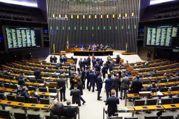 Câmara aprova PEC da Transição que garante R$ 145 bilhões para Bolsa Família