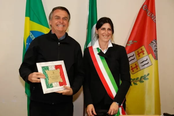 Italianos pedem revogação da cidadania dada a Bolsonaro
