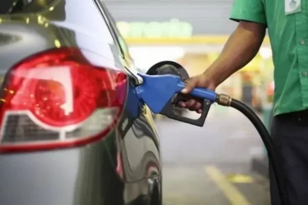 Governo avalia reoneração parcial da gasolina e do álcool