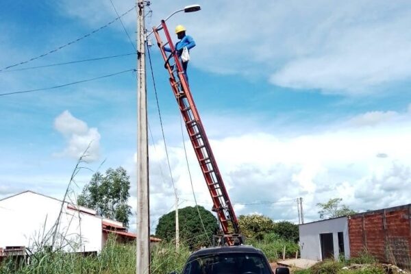 NOVO ACORDO:<br>Prefeitura realiza manutenção da iluminação pública e inicia demarcação de vias para extensão da rede