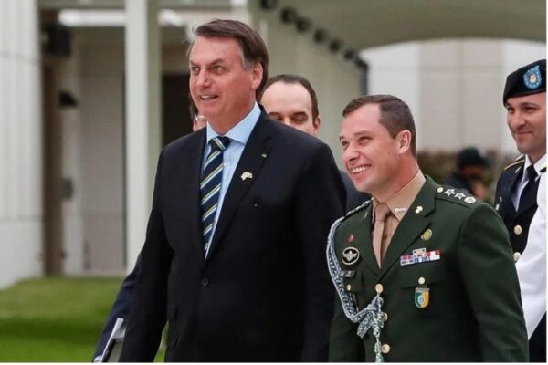 Polícia Federal faz buscas na casa de Bolsonaro e prende ex-assessores da presidência em operação