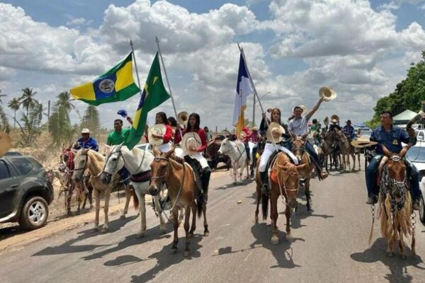 Deputado Amélio Cayres prestigia 1ª Cavalgada do povoado Vinte Mil, em Carrasco Bonito