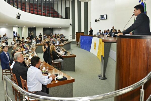 Parlamentares homenageiam professores em sessão solene na Aleto