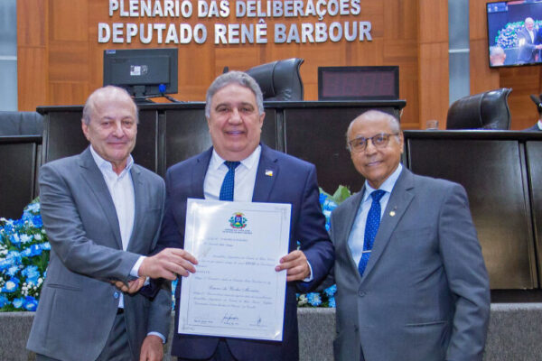 Governador em exercício, Laurez Moreira, é homenageado com Título de Cidadão Mato-Grossense