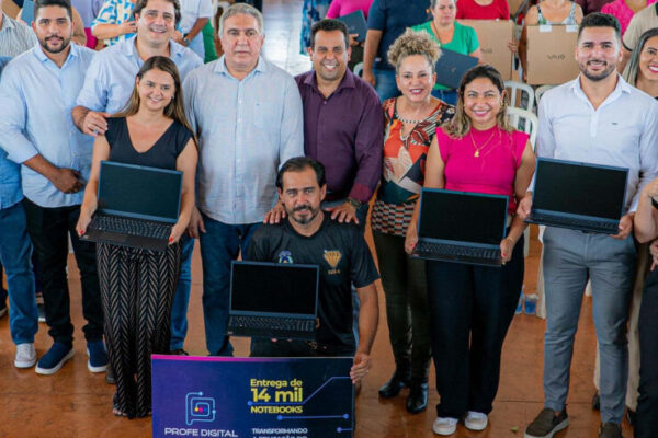 Governo do Tocantins entrega computadores para professores da regional de Gurupi