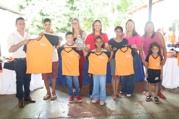 APARECIDA: Prefeito Suzano entrega novos uniformes para estudantes da Rede Municipal