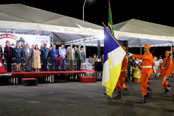 Em solenidade ao Dia dos Bombeiros, governador em exercício Amélio Cayres recebe honraria da corporação e assina promoção de militares