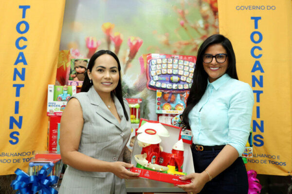 Primeira-dama Karynne Sotero entrega doações de brinquedos para ala infantil do Hospital Regional de Araguaína