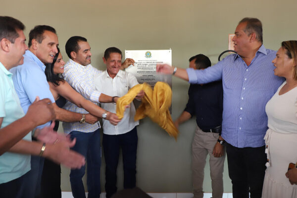 Governador Wanderlei e prefeito Pastor João entregam Centro Poliesportivo de Mateiros