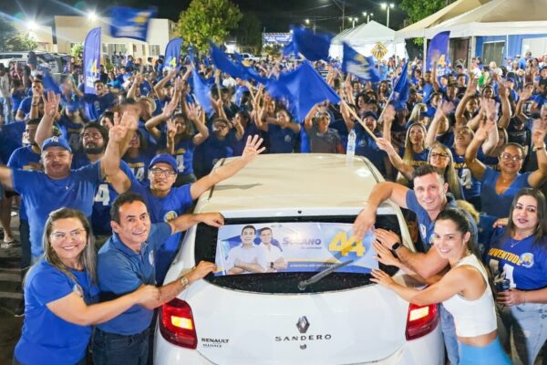 Em Aparecida, Suzano reúne militância em adesivaço no Parque Municipal