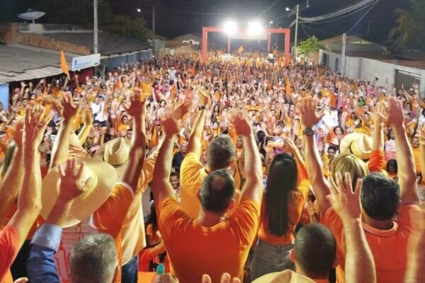 APARECIDA: Multidão vai às ruas em prol de Deusimar e Roquinho em 1º comício