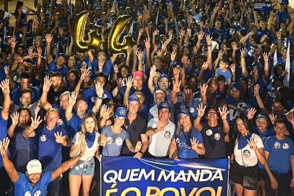 Em caminhada, multidão comparece para declarar apoio a Suzano e dr. Leonardo