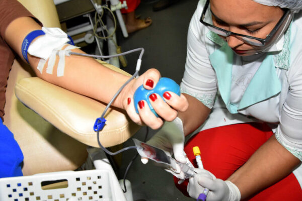 Com estoques críticos para todos os tipos sanguíneos, Hemorrede Tocantins convoca população para doar sangue