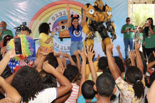 Primeira-dama Karynne Sotero leva Caravana da Alegria para comunidade de quebradeiras de coco em Axixá