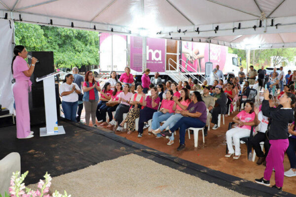 Primeira-dama Karynne Sotero realiza ação alusiva ao Outubro Rosa para cerca de 150 mulheres no Jardim Taquari